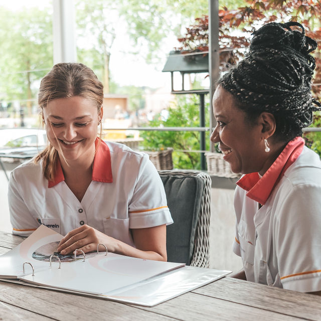 Leren En Werken Silverein Noorderhof Leerling Charlotte Met Werkbegeleider Eritza